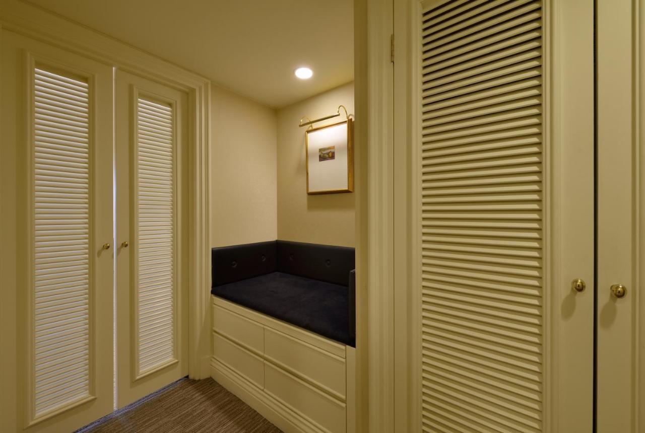 The Sherwood Taipei Exterior foto A louvered door